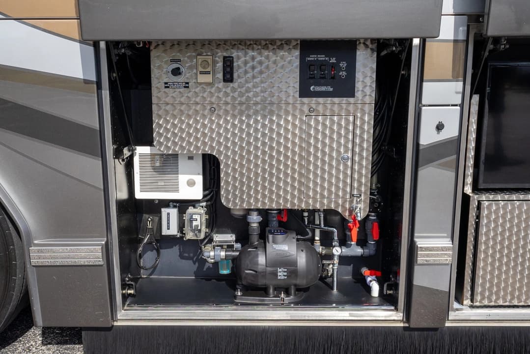 2009 Prevost Featherlite H345 Motorhome - Image 36