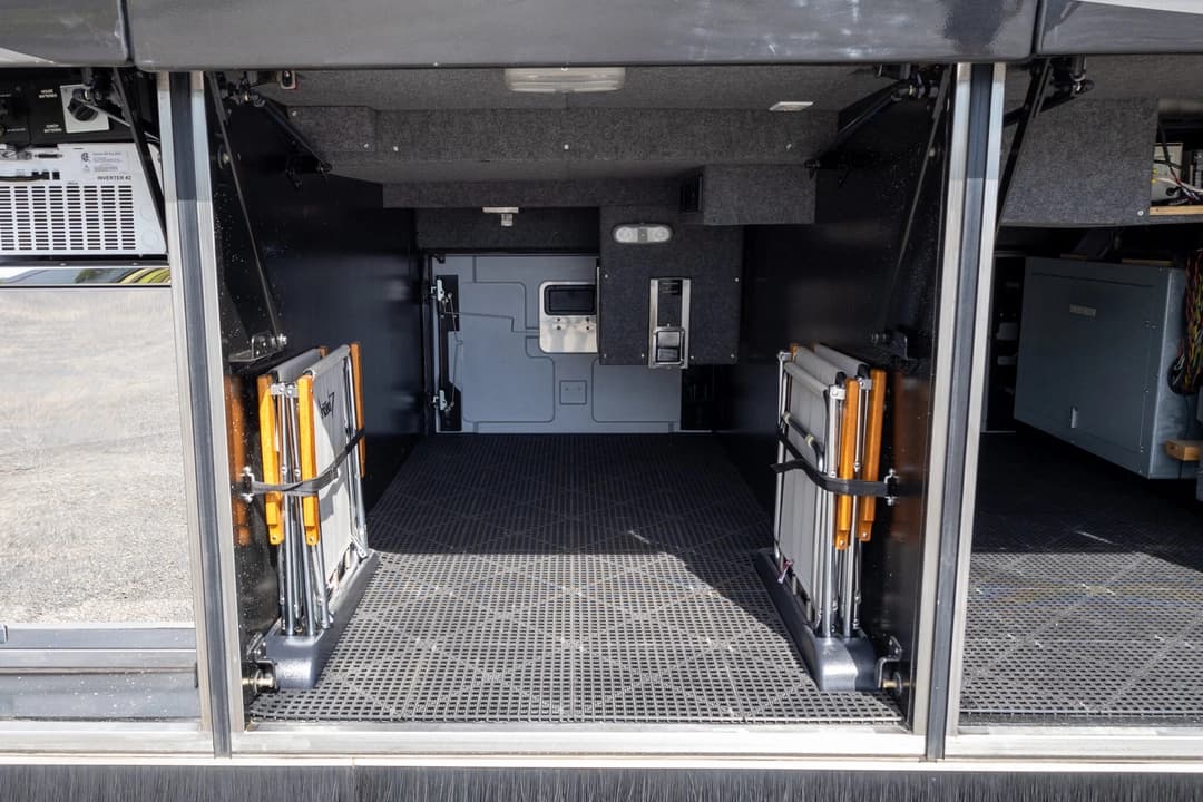 2009 Prevost Featherlite H345 Motorhome - Image 39