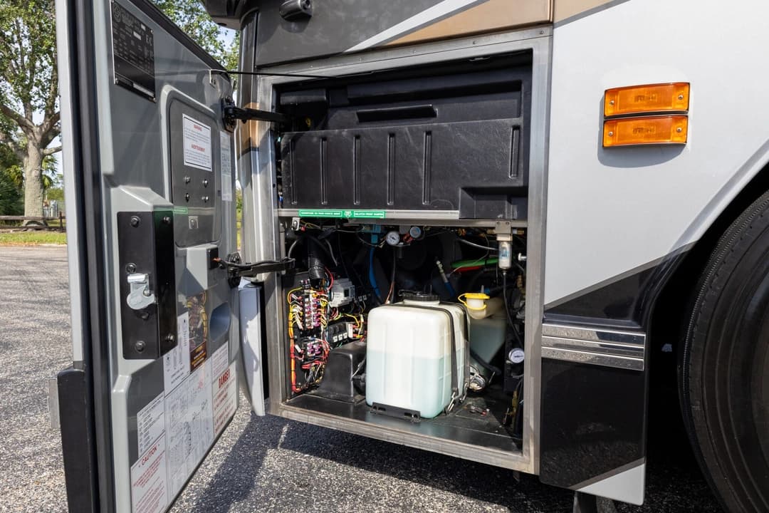 2009 Prevost Featherlite H345 Motorhome - Image 41