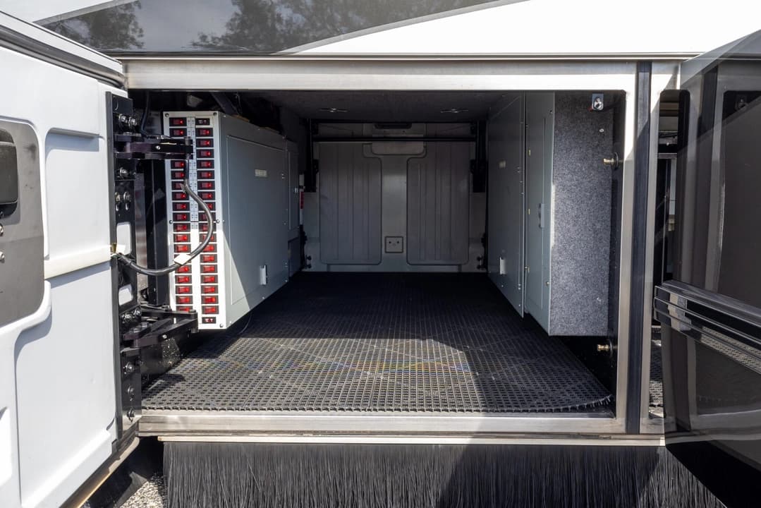 2009 Prevost Featherlite H345 Motorhome - Image 42
