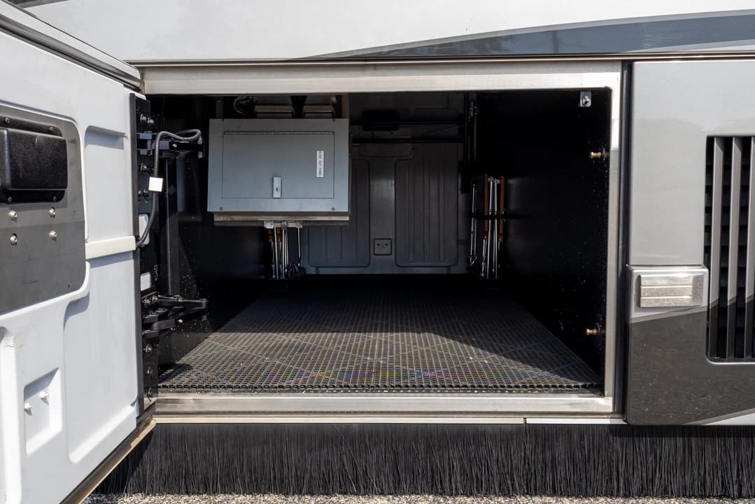 2009 Prevost Featherlite H345 Motorhome - Image 43