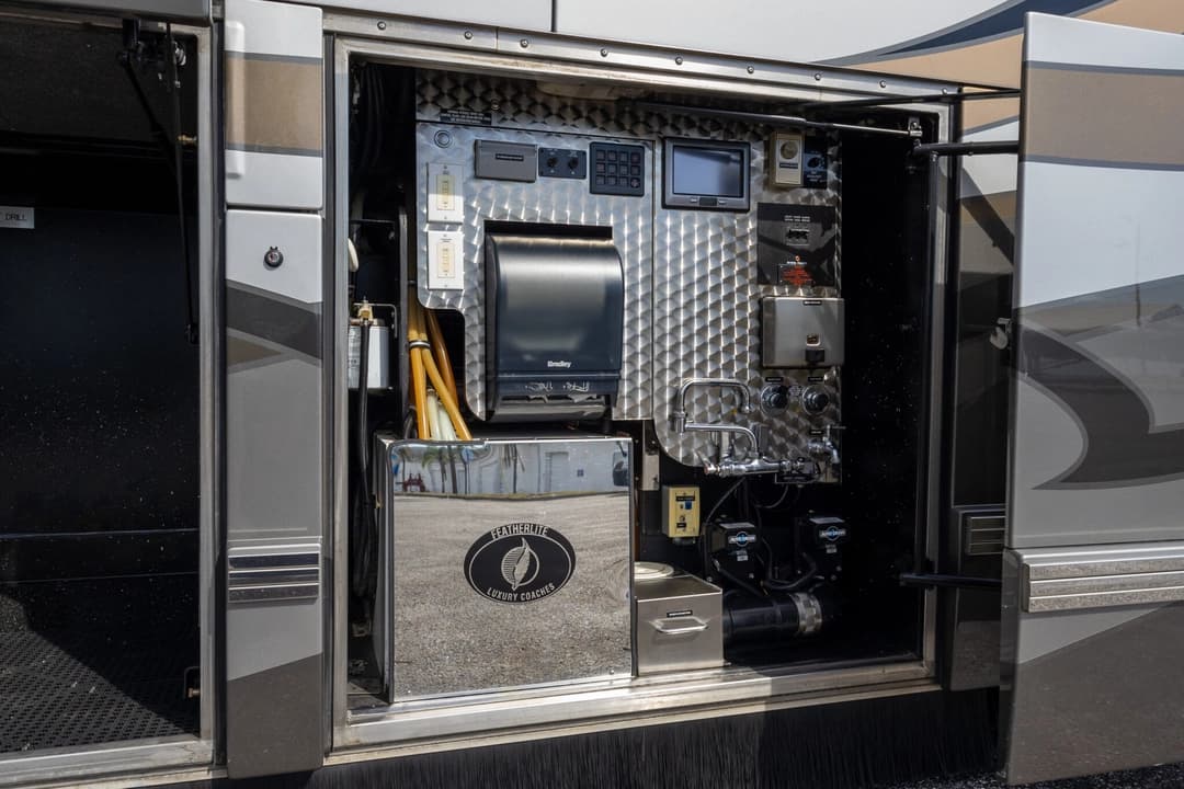 2009 Prevost Featherlite H345 Motorhome - Image 45