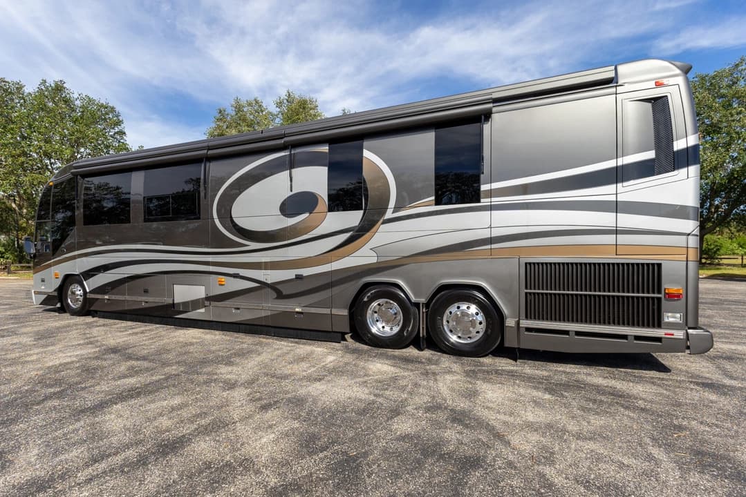 2009 Prevost Featherlite H345 Motorhome - Image 8
