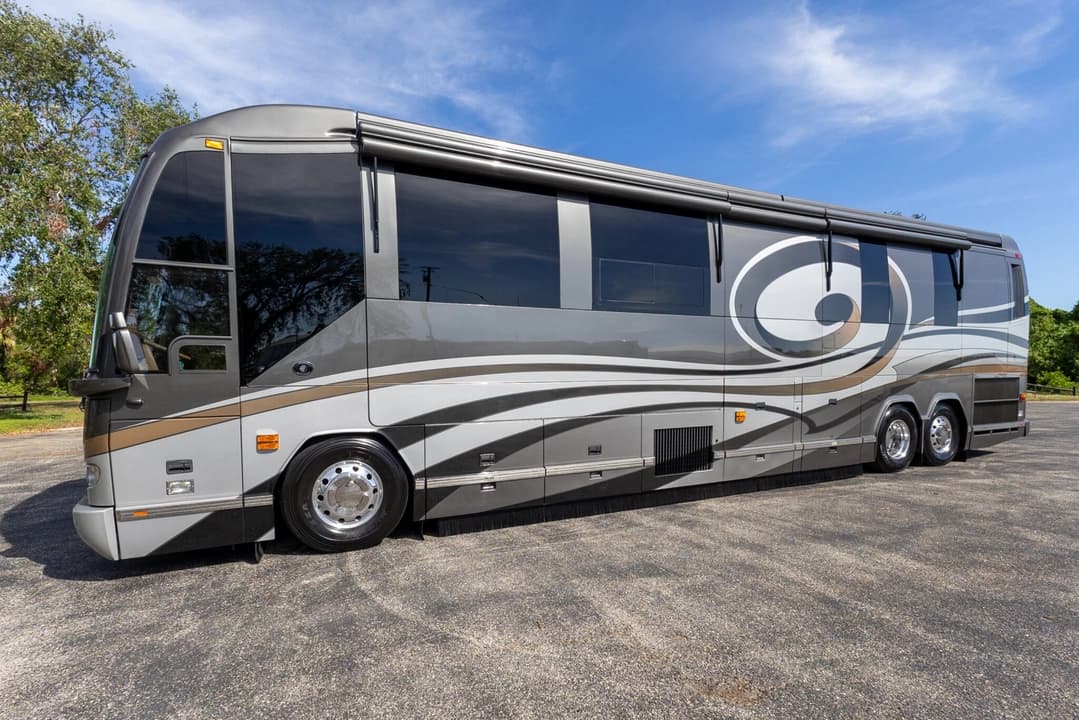 2009 Prevost Featherlite H345 Motorhome - Image 10