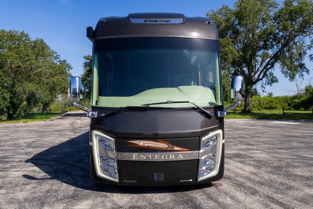 2017 Entegra Cornerstone 45B Motorcoach - Image 12