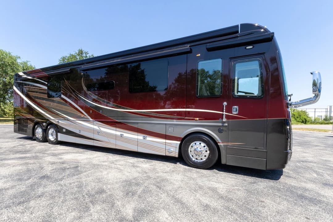 2022 Foretravel Realm FS605 Motorcoach - Image 2