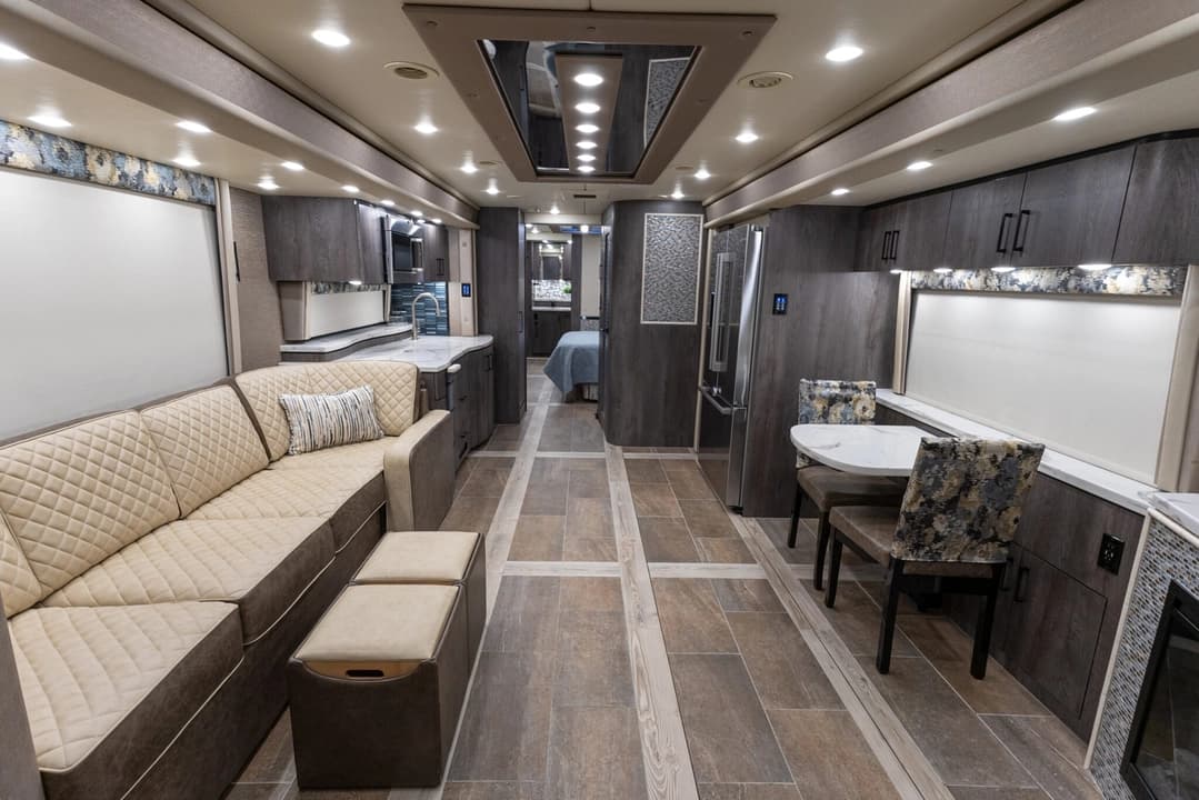 2022 Foretravel Realm FS605 Motorcoach - Image 14