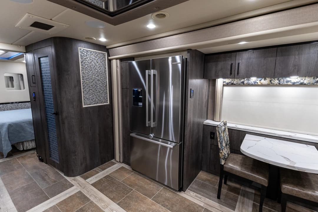 2022 Foretravel Realm FS605 Motorcoach - Image 16
