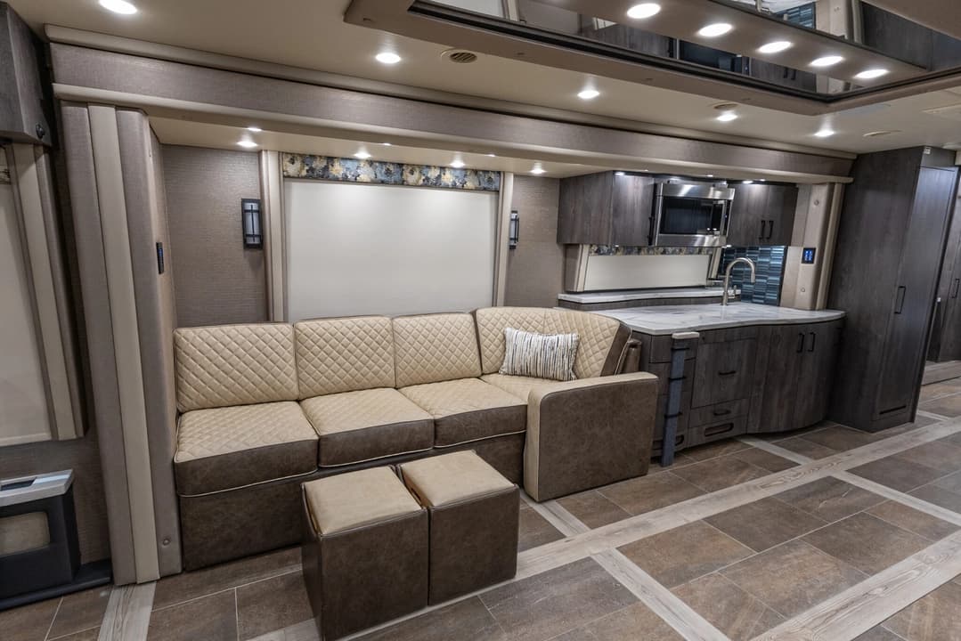 2022 Foretravel Realm FS605 Motorcoach - Image 17