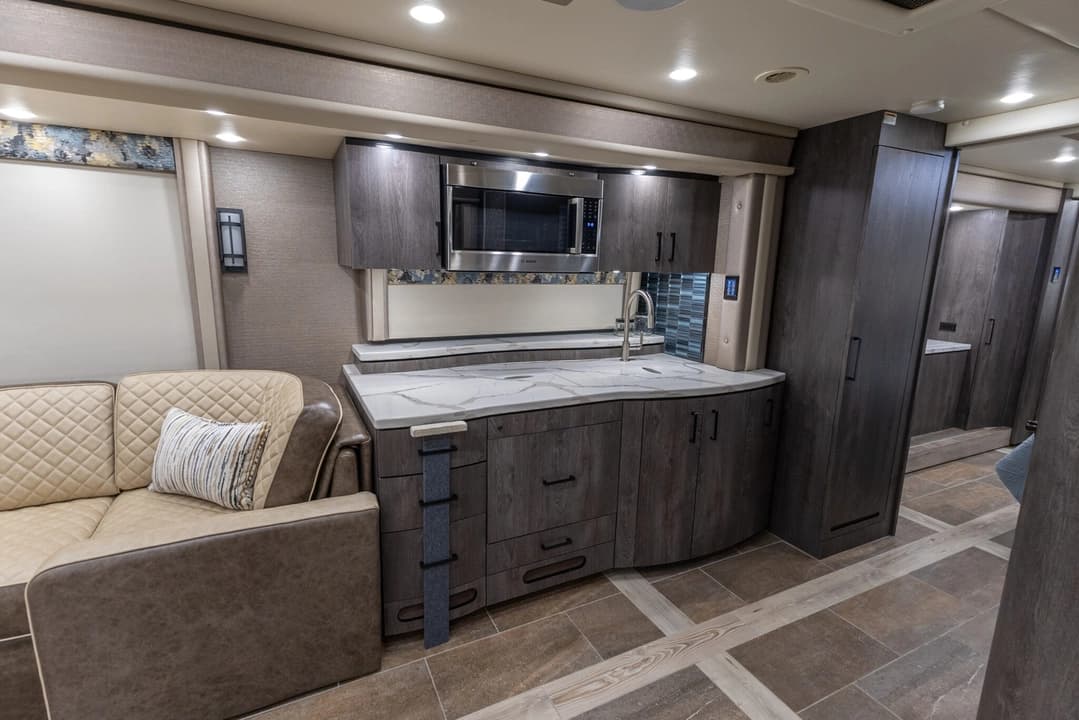 2022 Foretravel Realm FS605 Motorcoach - Image 18