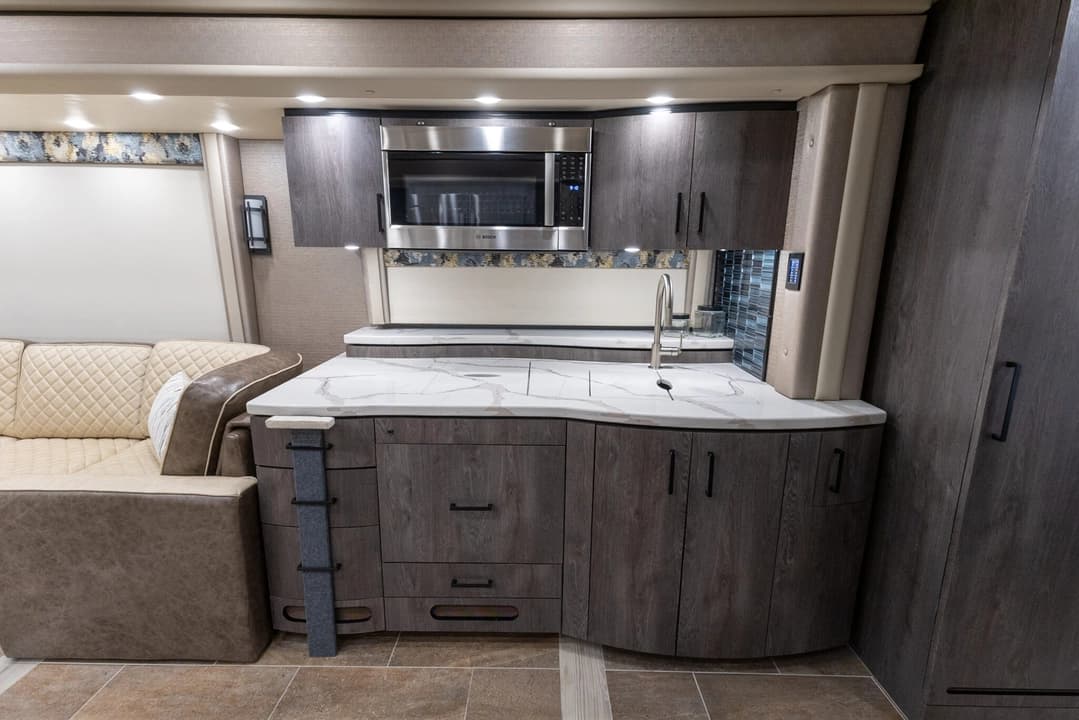 2022 Foretravel Realm FS605 Motorcoach - Image 19