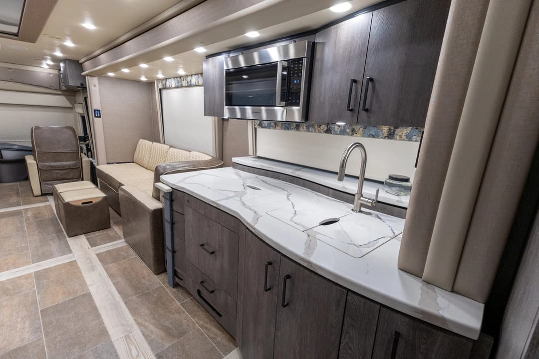 2022 Foretravel Realm FS605 Motorcoach - Image 20
