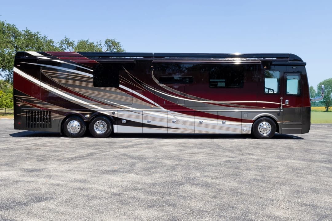 2022 Foretravel Realm FS605 Motorcoach - Image 3