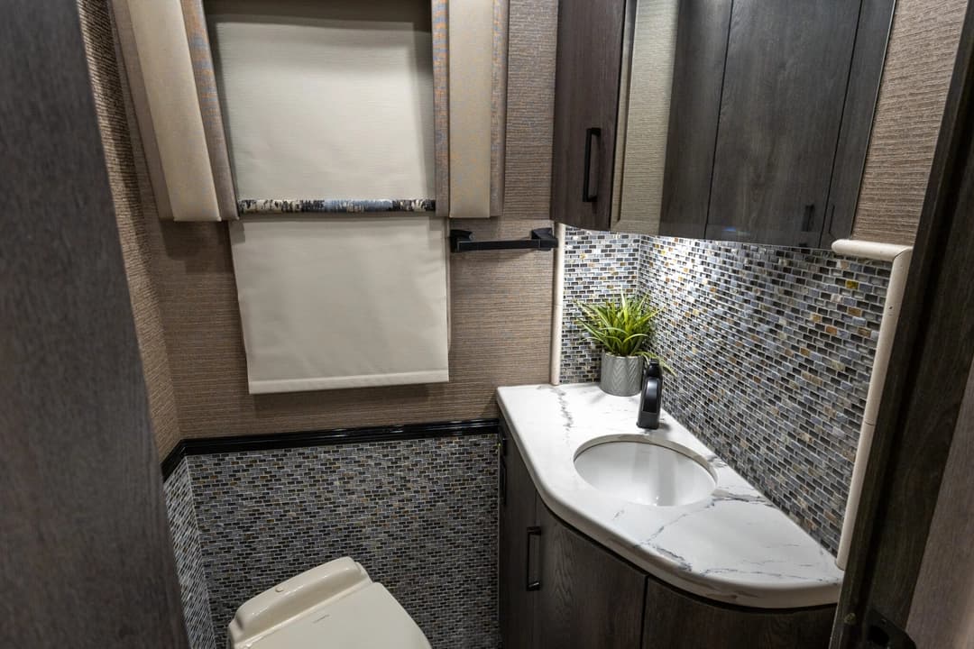 2022 Foretravel Realm FS605 Motorcoach - Image 22