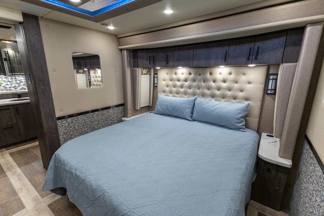 2022 Foretravel Realm FS605 Motorcoach - Image 24