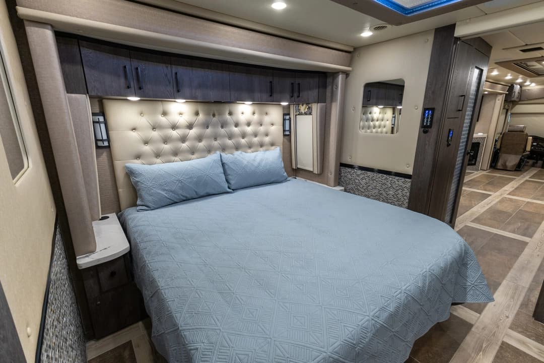 2022 Foretravel Realm FS605 Motorcoach - Image 26