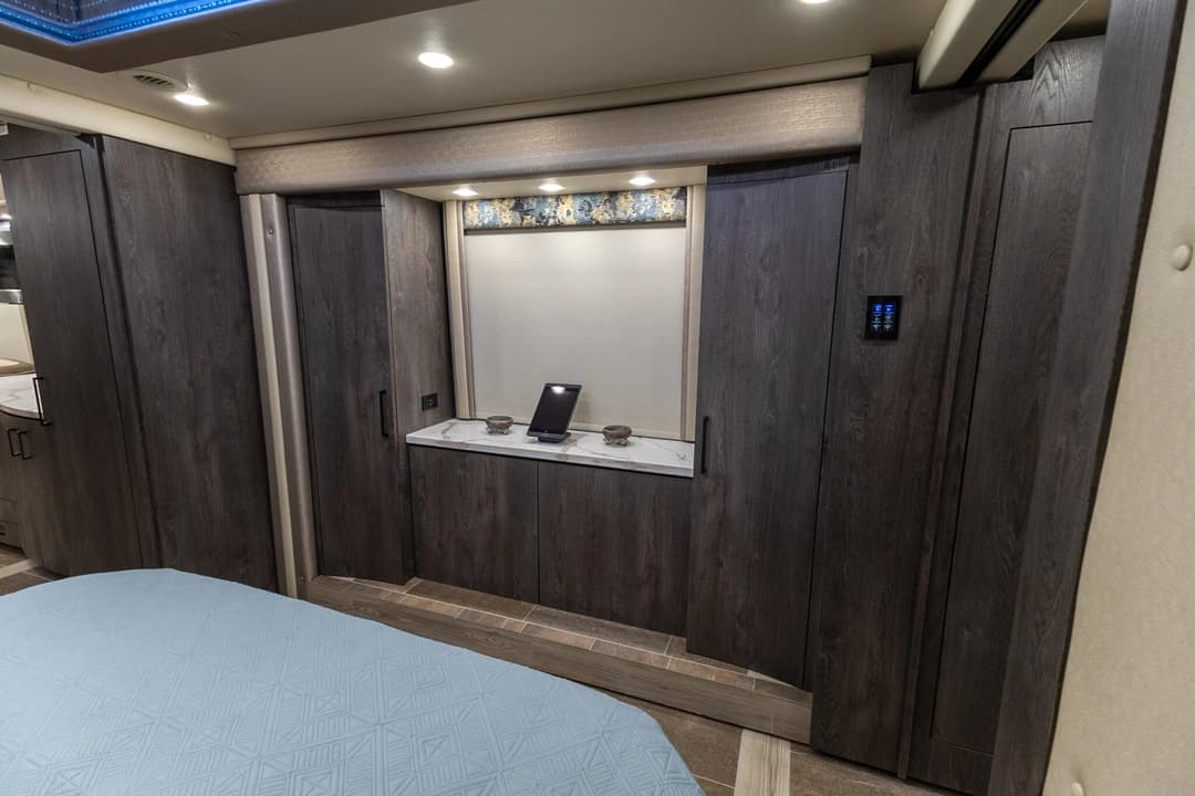 2022 Foretravel Realm FS605 Motorcoach - Image 27