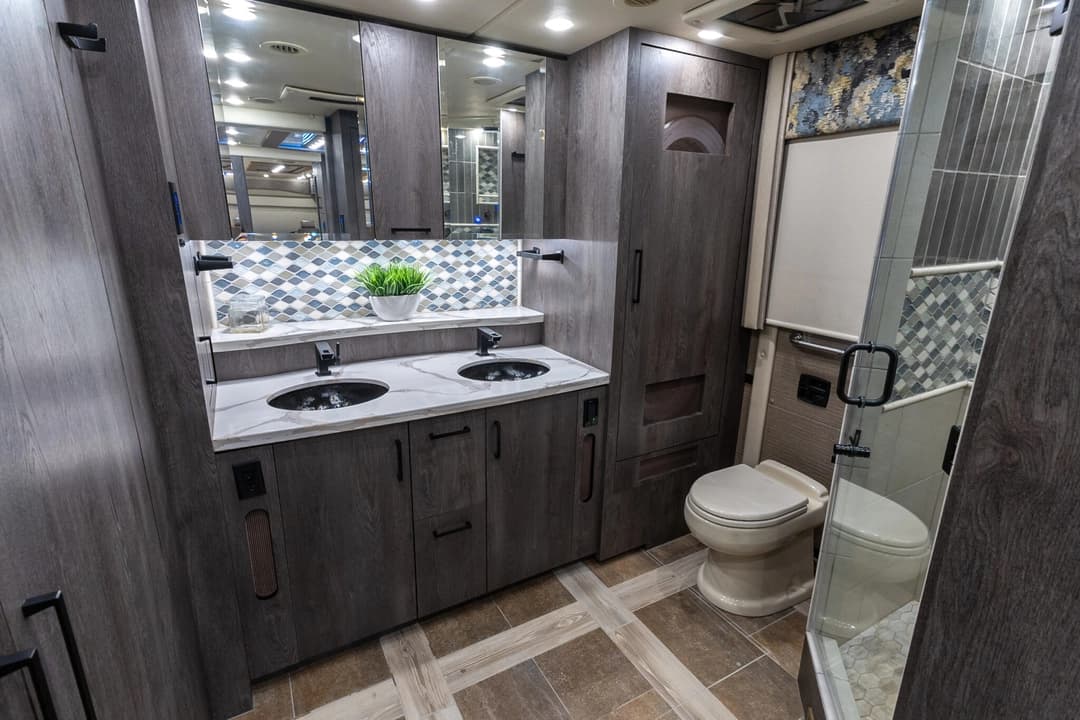 2022 Foretravel Realm FS605 Motorcoach - Image 28