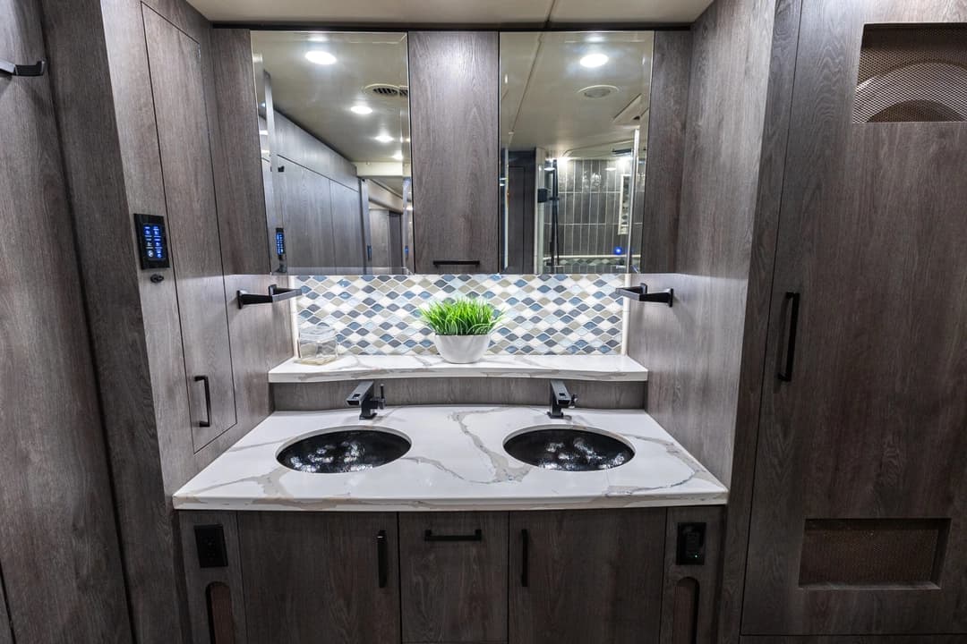 2022 Foretravel Realm FS605 Motorcoach - Image 29