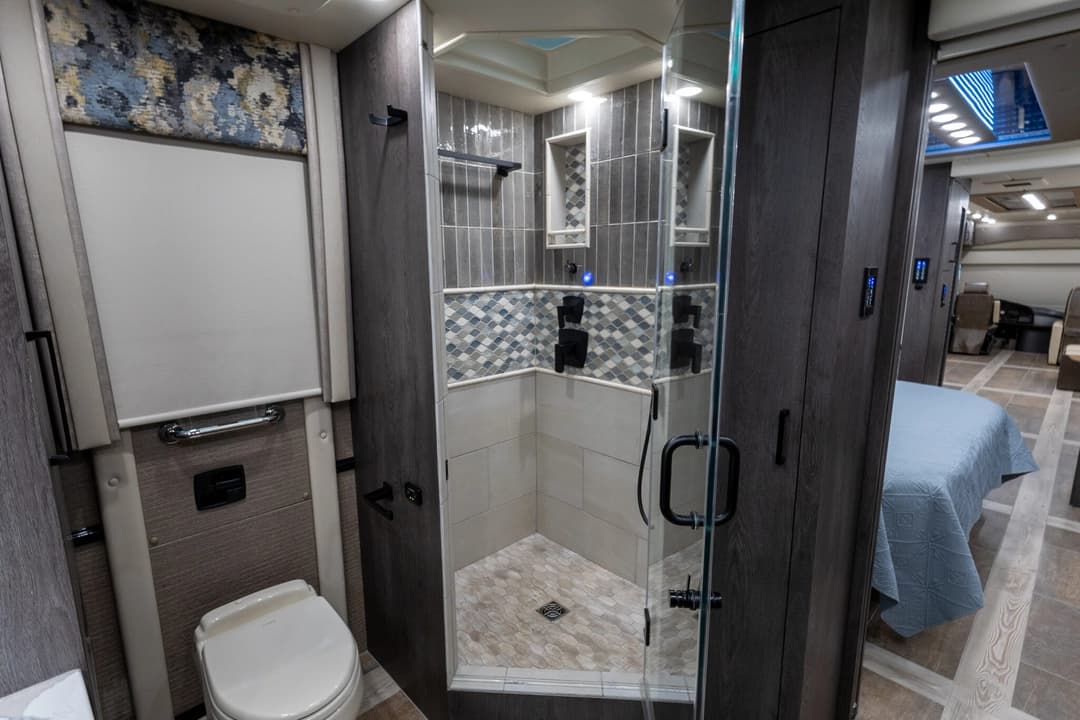 2022 Foretravel Realm FS605 Motorcoach - Image 30