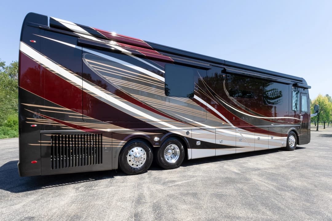2022 Foretravel Realm FS605 Motorcoach - Image 4