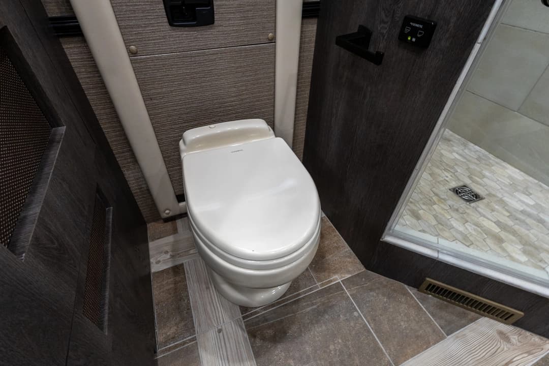 2022 Foretravel Realm FS605 Motorcoach - Image 31