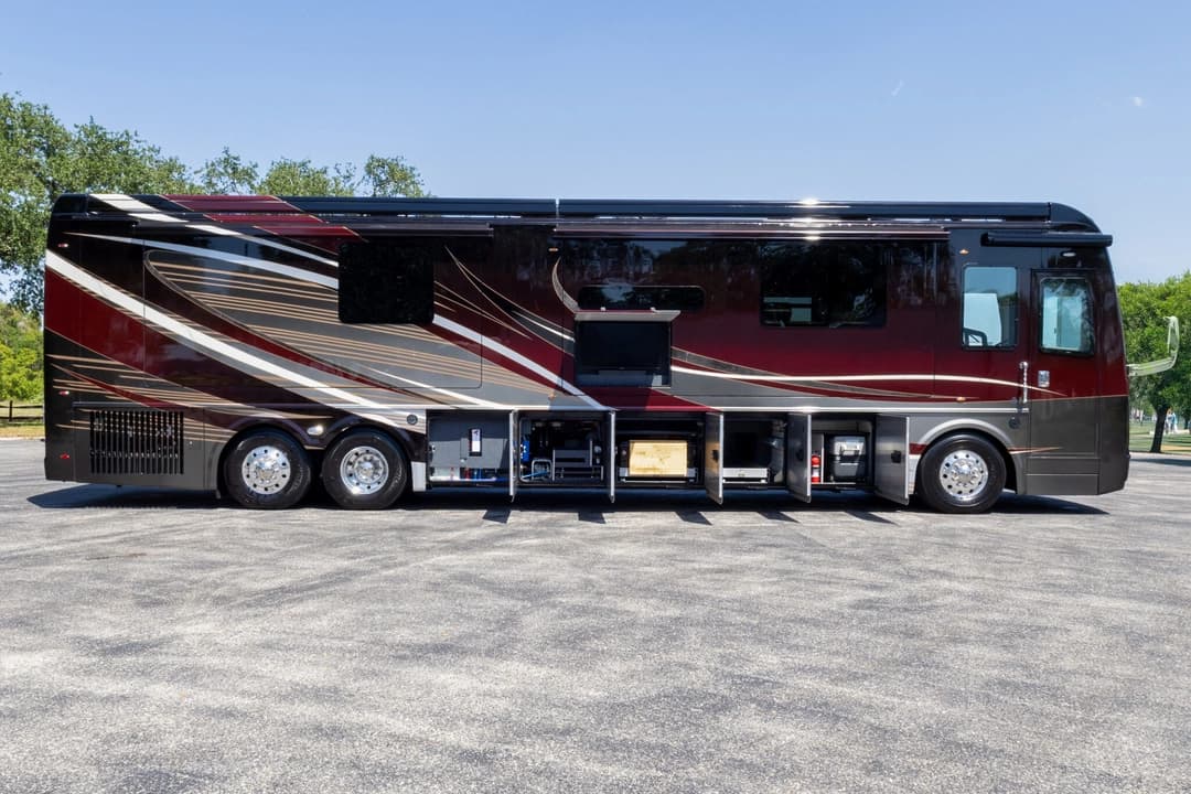2022 Foretravel Realm FS605 Motorcoach - Image 33