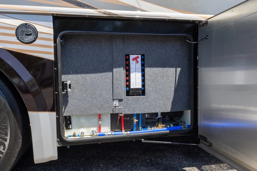 2022 Foretravel Realm FS605 Motorcoach - Image 35