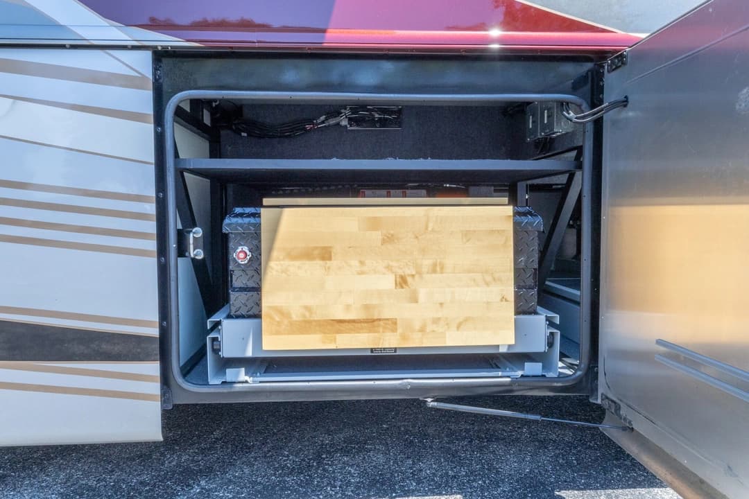 2022 Foretravel Realm FS605 Motorcoach - Image 37