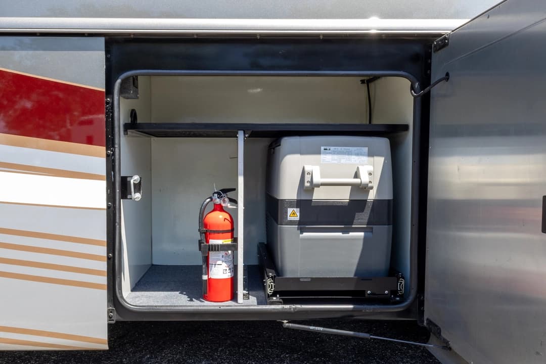 2022 Foretravel Realm FS605 Motorcoach - Image 39