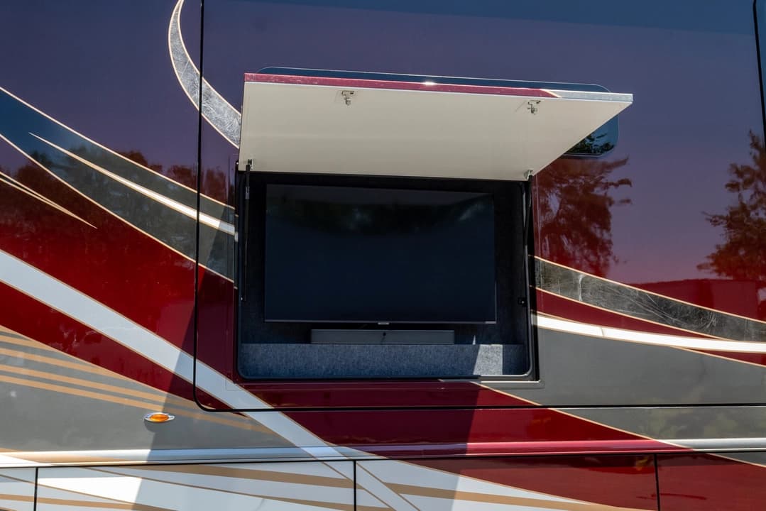 2022 Foretravel Realm FS605 Motorcoach - Image 40