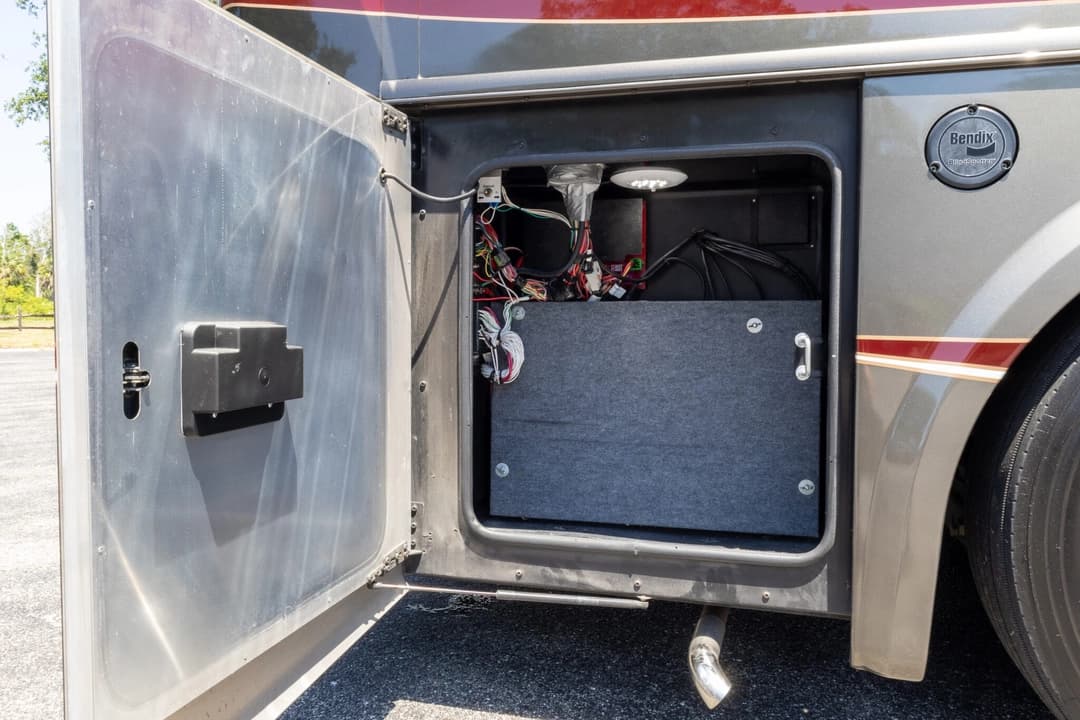 2022 Foretravel Realm FS605 Motorcoach - Image 41