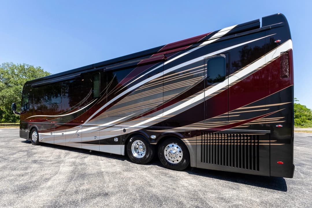 2022 Foretravel Realm FS605 Motorcoach - Image 8