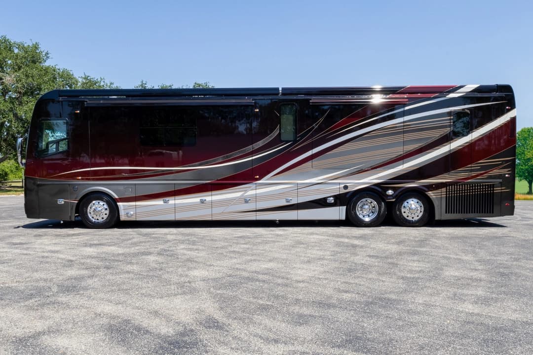 2022 Foretravel Realm FS605 Motorcoach - Image 9