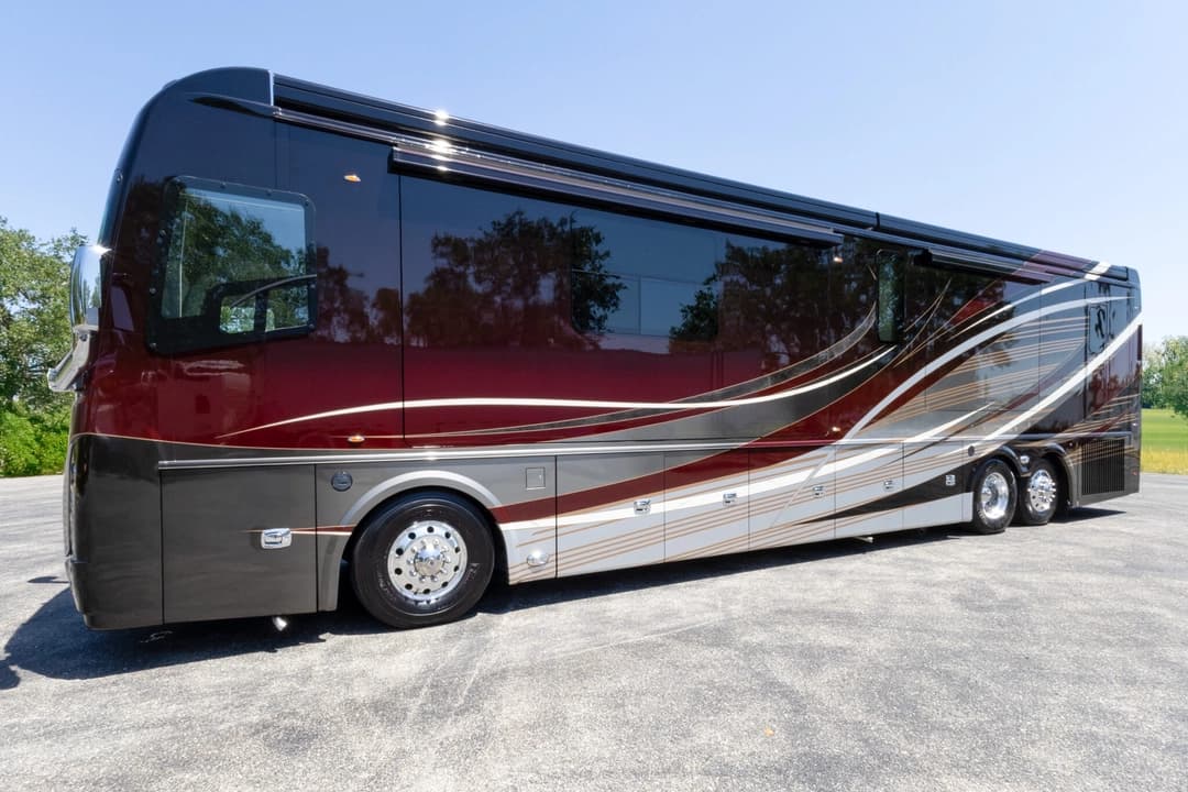 2022 Foretravel Realm FS605 Motorcoach - Image 10