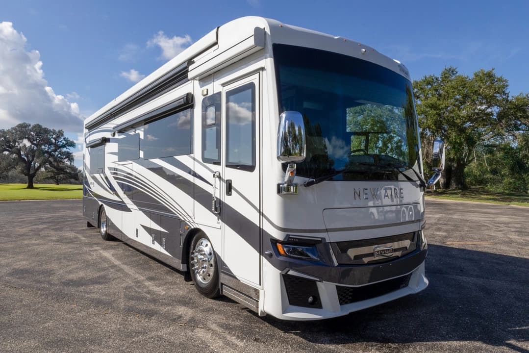 2023 New Aire Diesel Pusher 3545 Motorcoach - Image 1