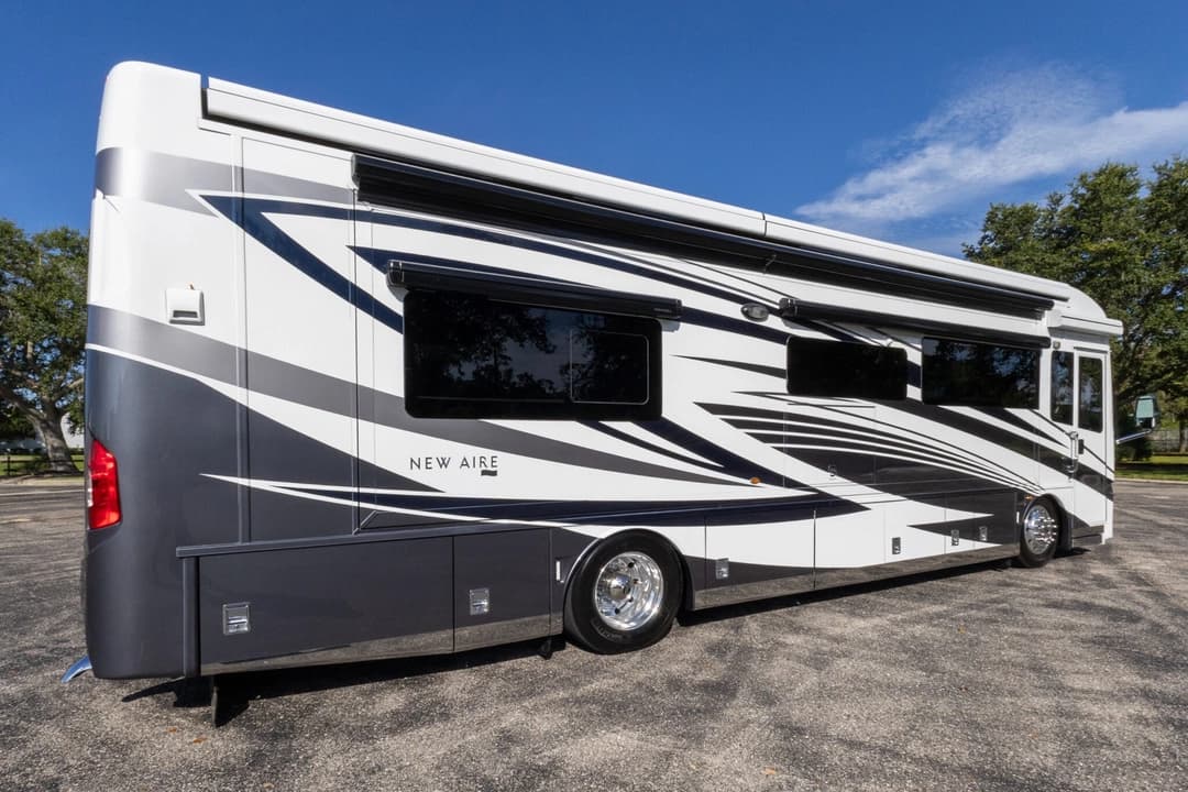 2023 New Aire Diesel Pusher 3545 Motorcoach - Image 4