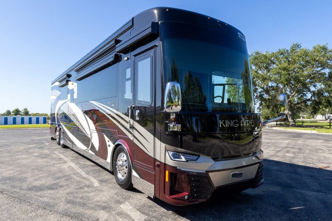 2022 King Aire 4533 Motorcoach - Image 1