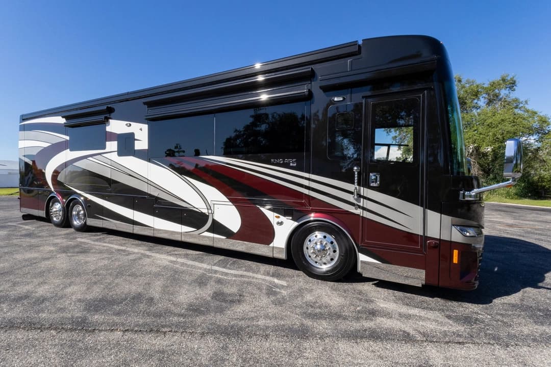 2022 King Aire 4533 Motorcoach - Image 2
