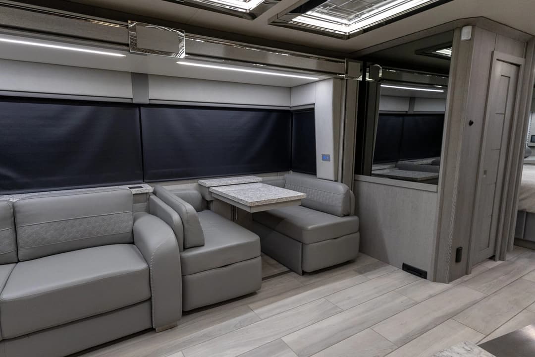 2022 King Aire 4533 Motorcoach - Image 16