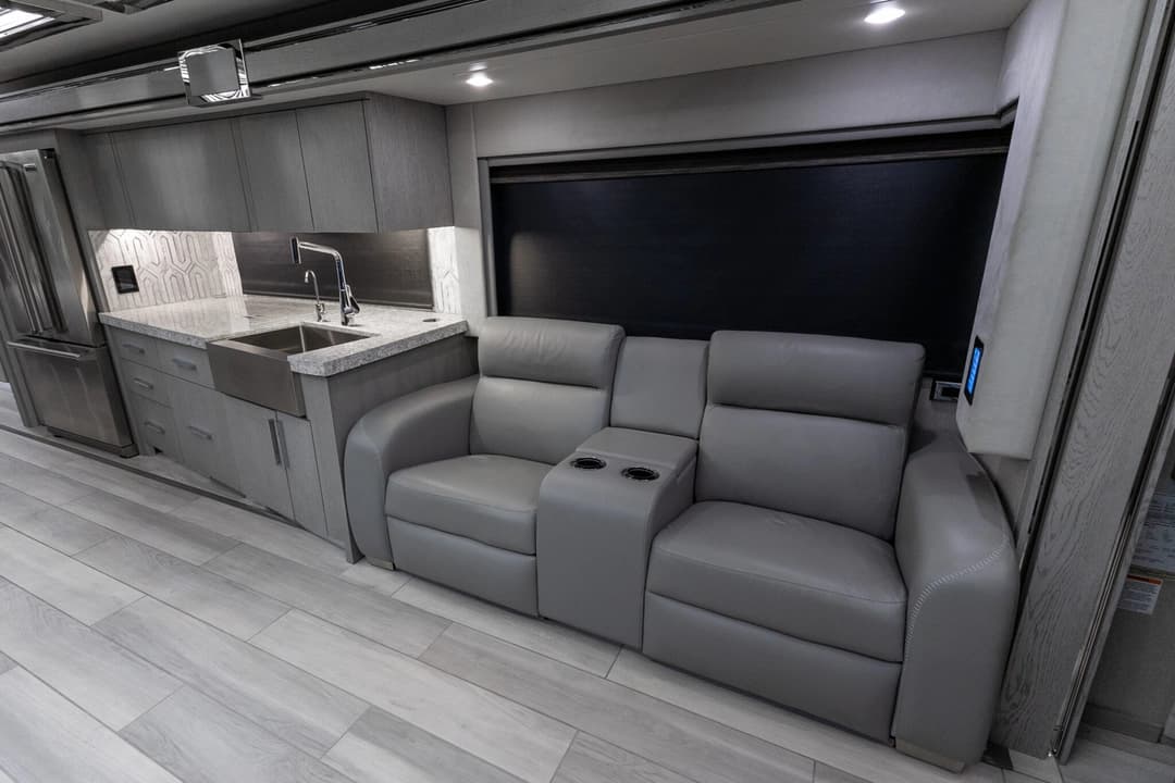 2022 King Aire 4533 Motorcoach - Image 17