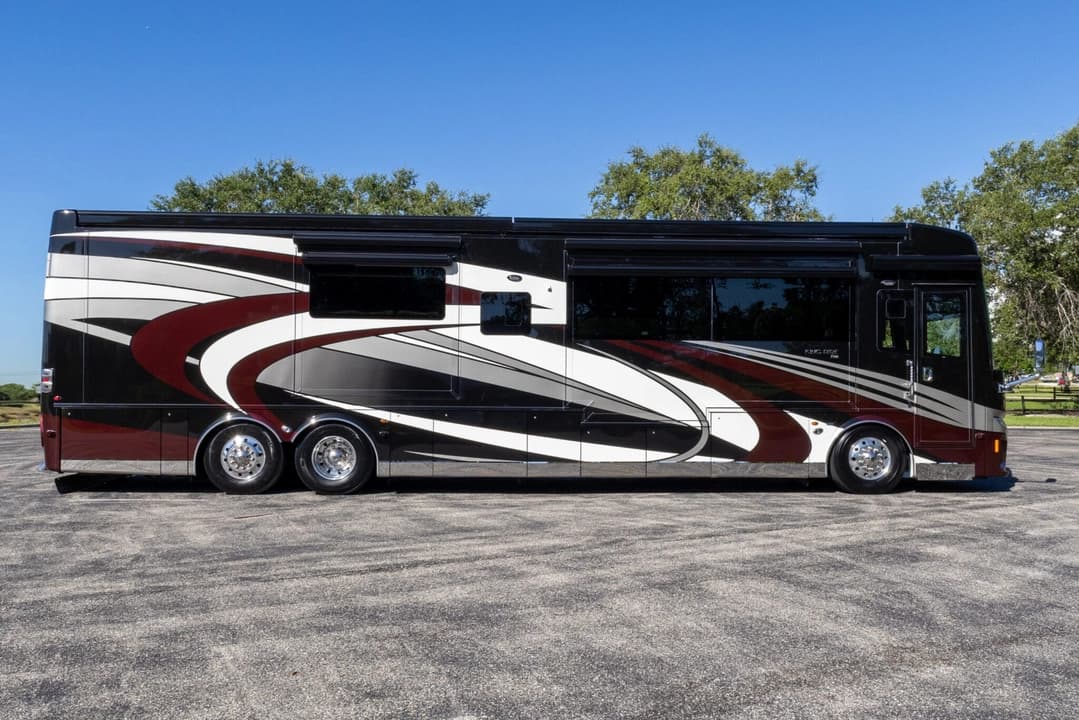 2022 King Aire 4533 Motorcoach - Image 3