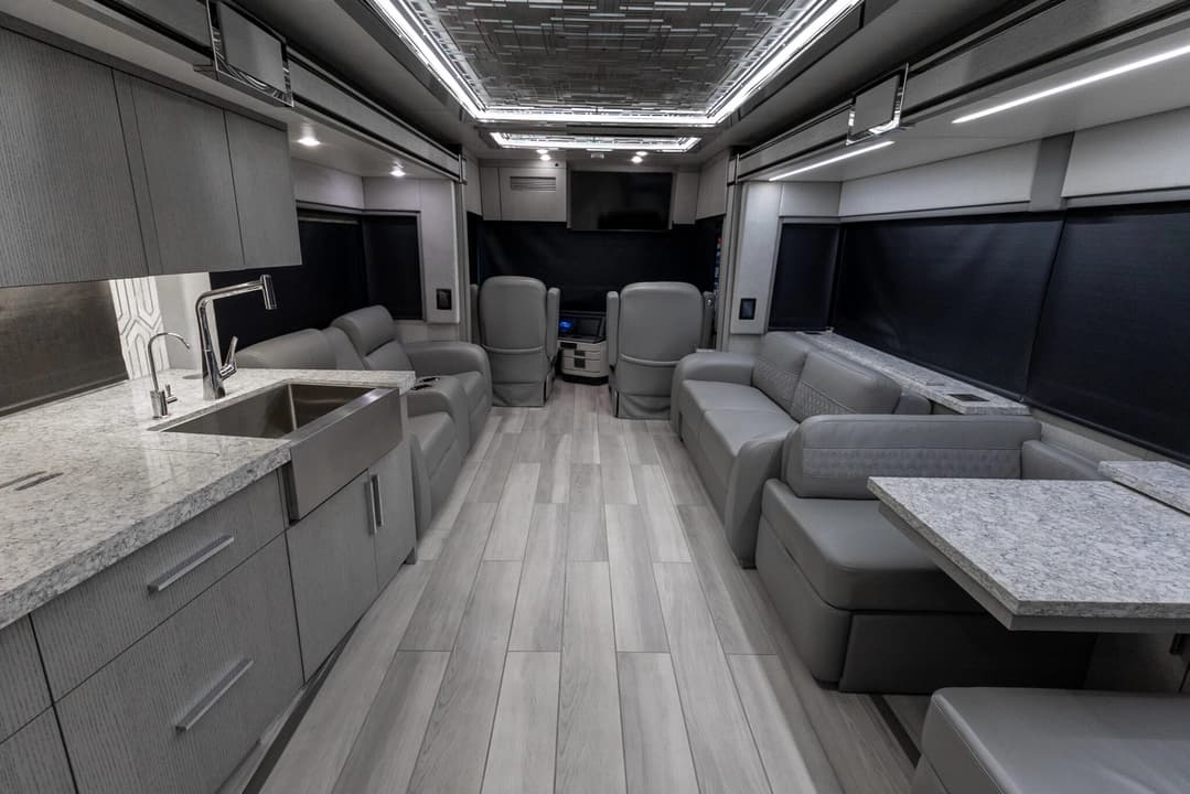 2022 King Aire 4533 Motorcoach - Image 21