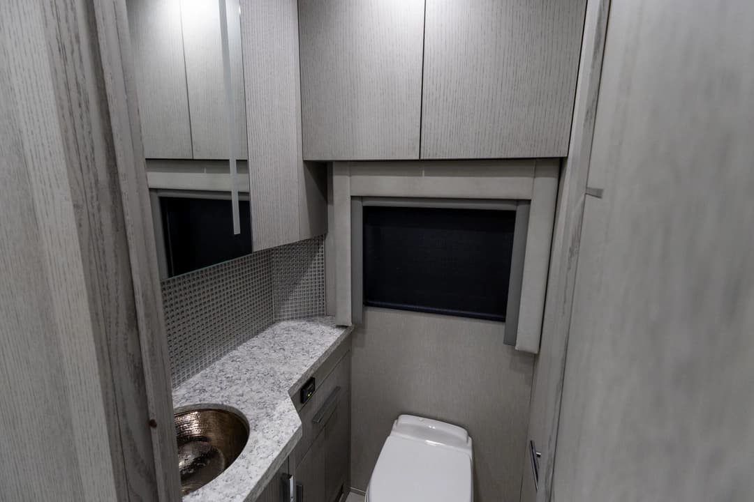 2022 King Aire 4533 Motorcoach - Image 22