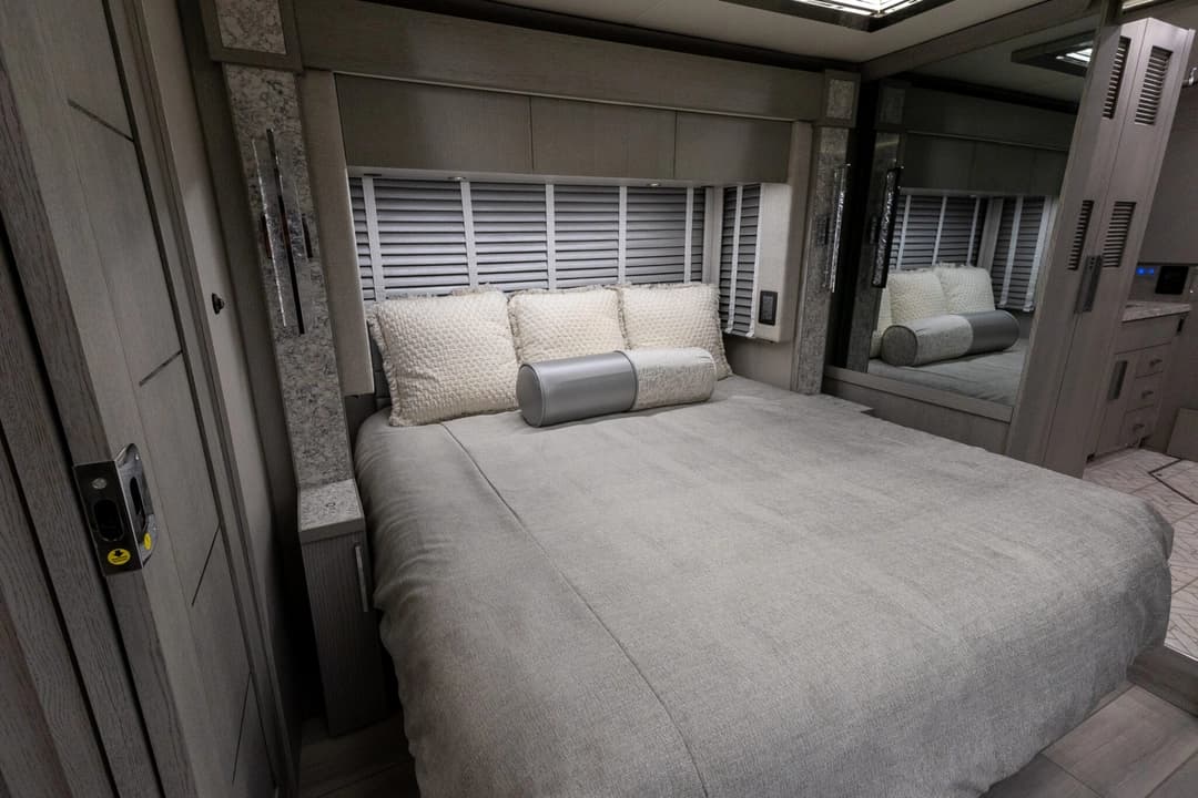 2022 King Aire 4533 Motorcoach - Image 24