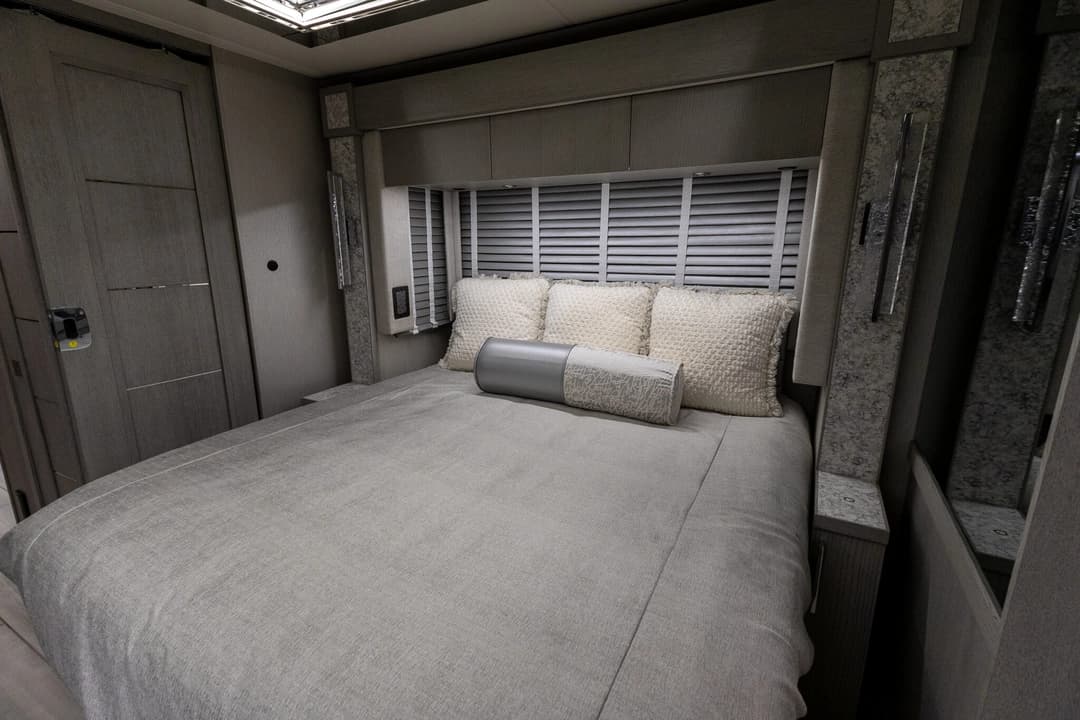 2022 King Aire 4533 Motorcoach - Image 26