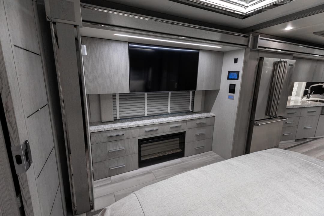 2022 King Aire 4533 Motorcoach - Image 27