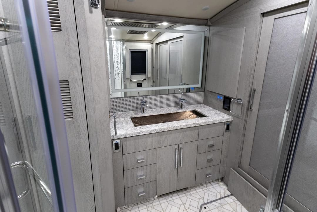 2022 King Aire 4533 Motorcoach - Image 28