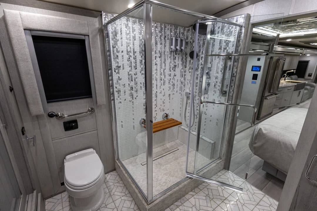2022 King Aire 4533 Motorcoach - Image 29