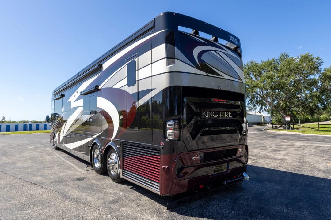 2022 King Aire 4533 Motorcoach - Image 7